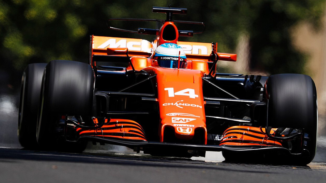 Fernando Alonso v prvním tréninku v Baku, nic lehkého zde kvůli sáhodlouhé rovince nečeká - Honda tam masívně ztrácí