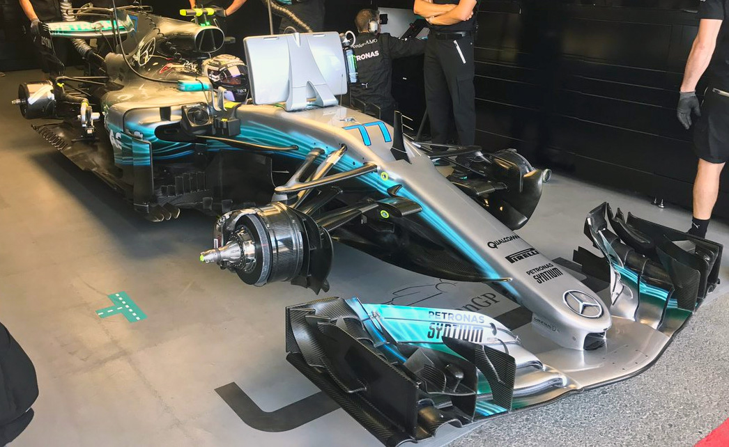 Valtteri Bottas v garáži v přestávce mezi svými tréninkovými jízdami