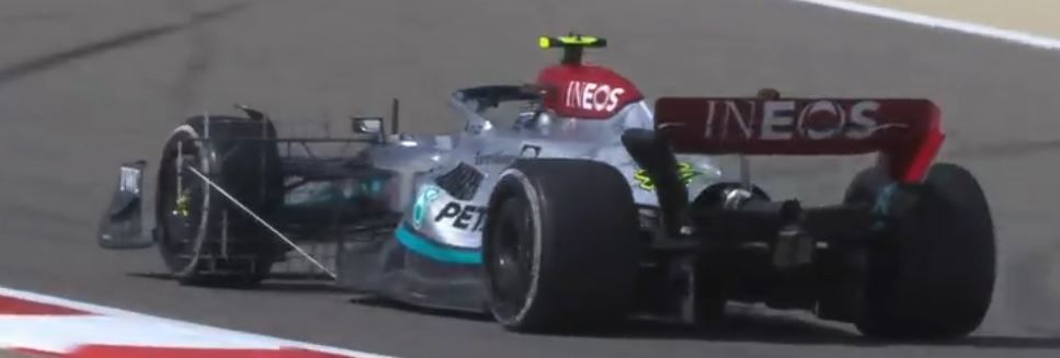 Lewis Hamilton s inovovaným Mercedesem W13 v Bahrajnu