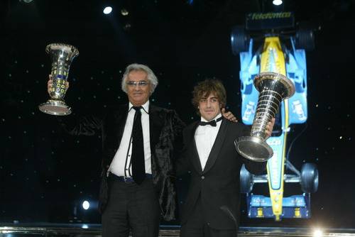 Konec cesty dlouhé 22 let. Alonso za přítomnosti Flavia Briatoreho slaví mistrovský titul.