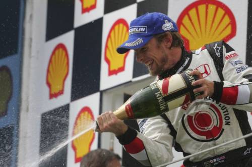 Button oslavuje své první vítězství v závodě v Maďarsku, v roce 2006