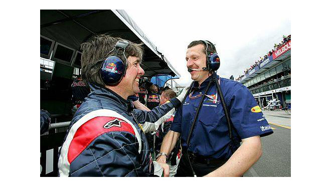 Nerozhodnost některým pilotům poněkud komplikuje týmu Haas jeho pozici, míní Günther Steiner (vpravo)