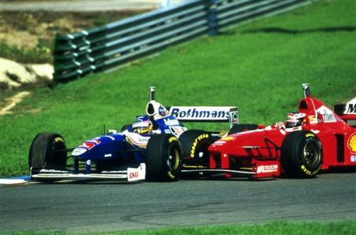 Jeden z kontroverzních momentů v Jerezu 1997: aktéry Jacques Villeneuve a Michael Schumacher