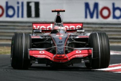 Alonso už si McLaren s motorem Mercedes vyzkoušel - před deseti lety