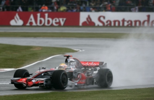 Lewis Hamilton v Silverstone 2008 na vodě exceloval - zbytku pole nadělil přes minutu