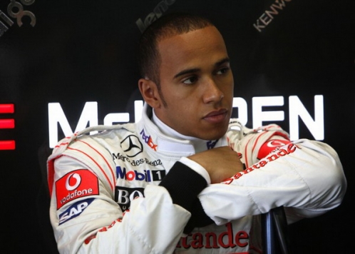 Hamilton v roce 2009 šlapal na plyn až do posledního kola. I za cenu havárie