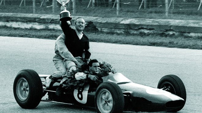 Chapman s Clarkem oslavují vítězství na Monze 1963