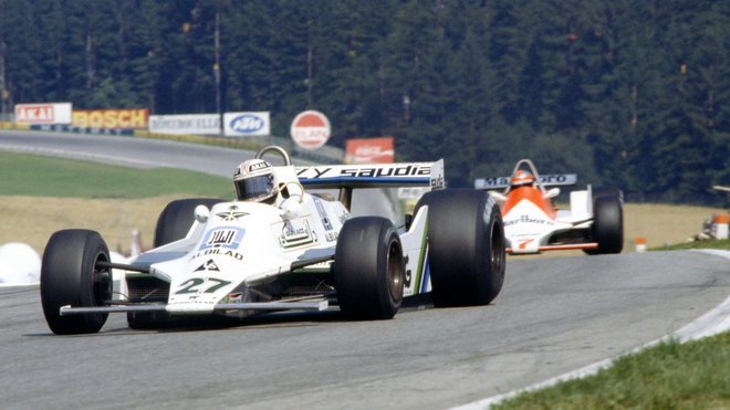 John Watson stíhá Alana Jonese při Grand Prix Rakouska 1979
