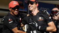 Lewis Hamilton laškuje s Jensonem Buttonem