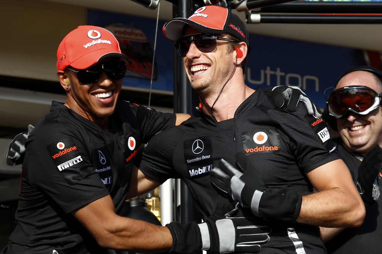 Lewis Hamilton laškuje s Jensonem Buttonem