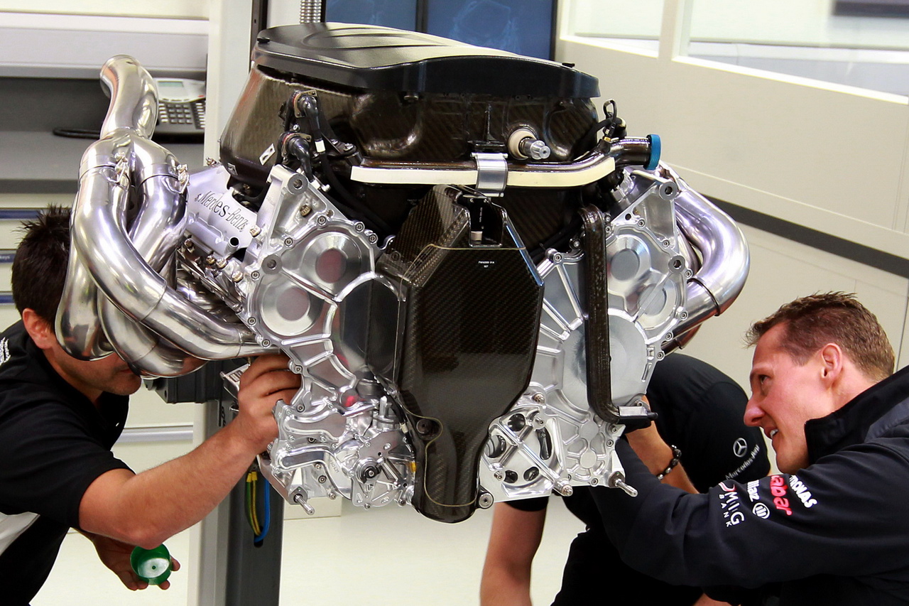 Atmosférický 2,4litrový V8 motor Mercedesu