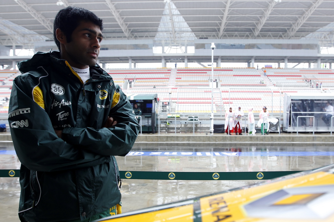 Karun Chandhok v garáži tehdejšího týmu Lotus
