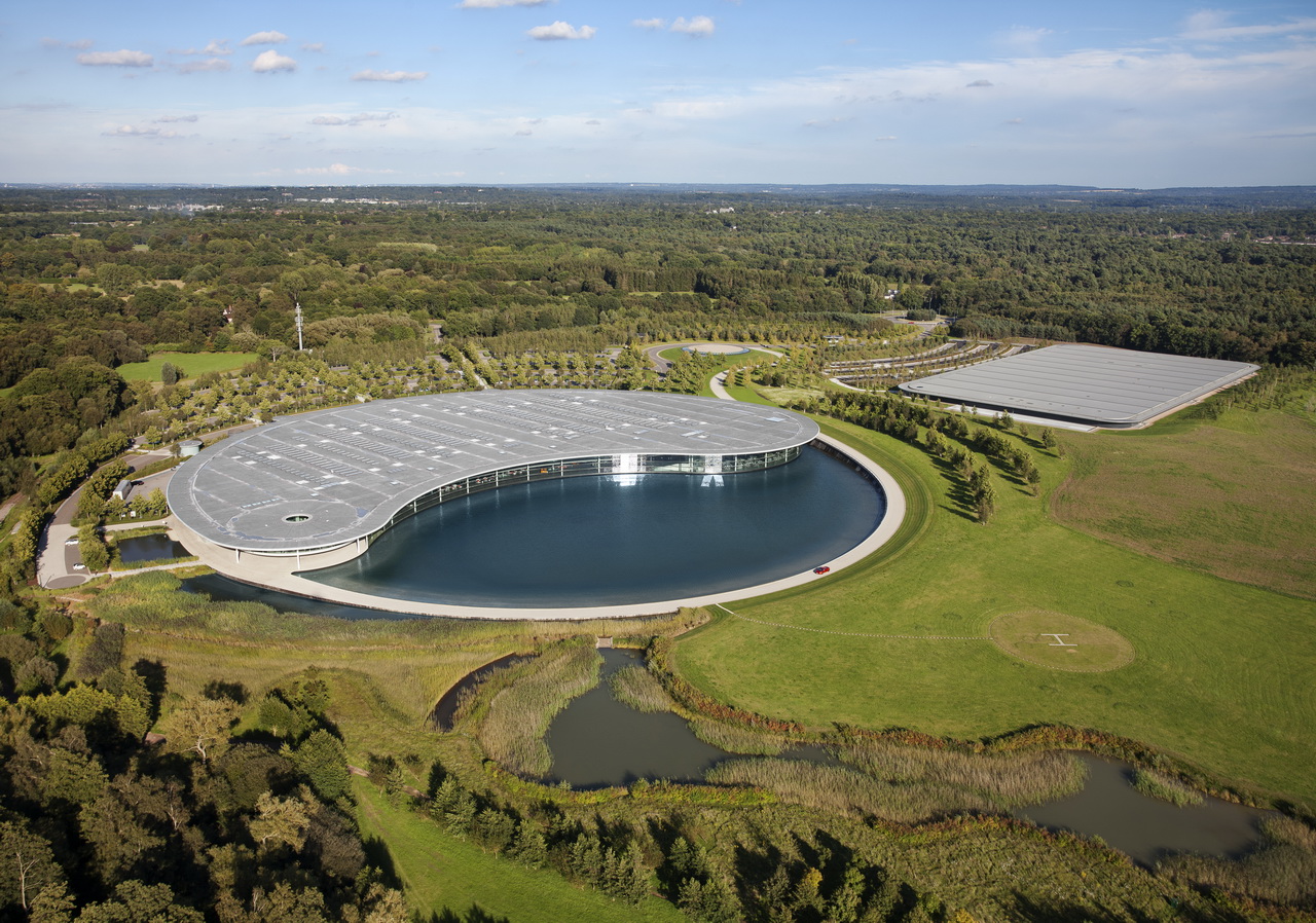 Okrasné jezero v těsné blízkosti technologického centra McLarenu slouží k chlazení aerodynamického tunelu