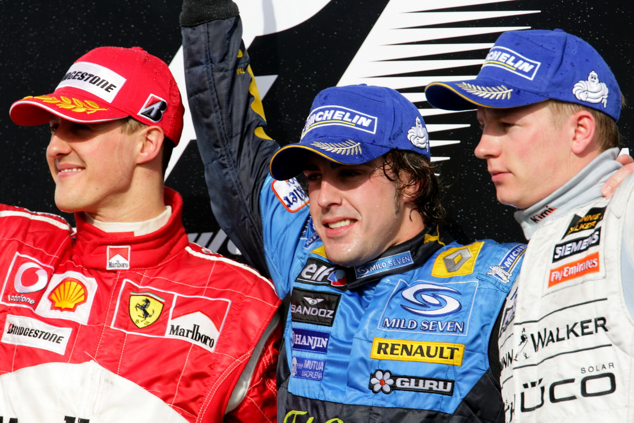 Kimi Räikkönen (vpravo) s Fernandem Alonsem a Michaelem Schumacherem v roce 2006