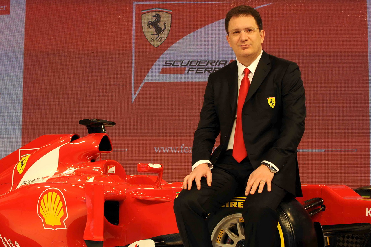Nikolas Tombazis při slavnostním představení vozu Ferrari F2012