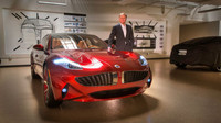 Henrik Fisker se svým nejslavnějším výtvorem - elektromobilem Karma