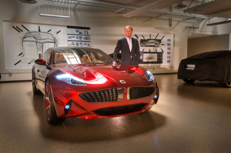 Henrik Fisker se svým nejslavnějším výtvorem - elektromobilem Karma