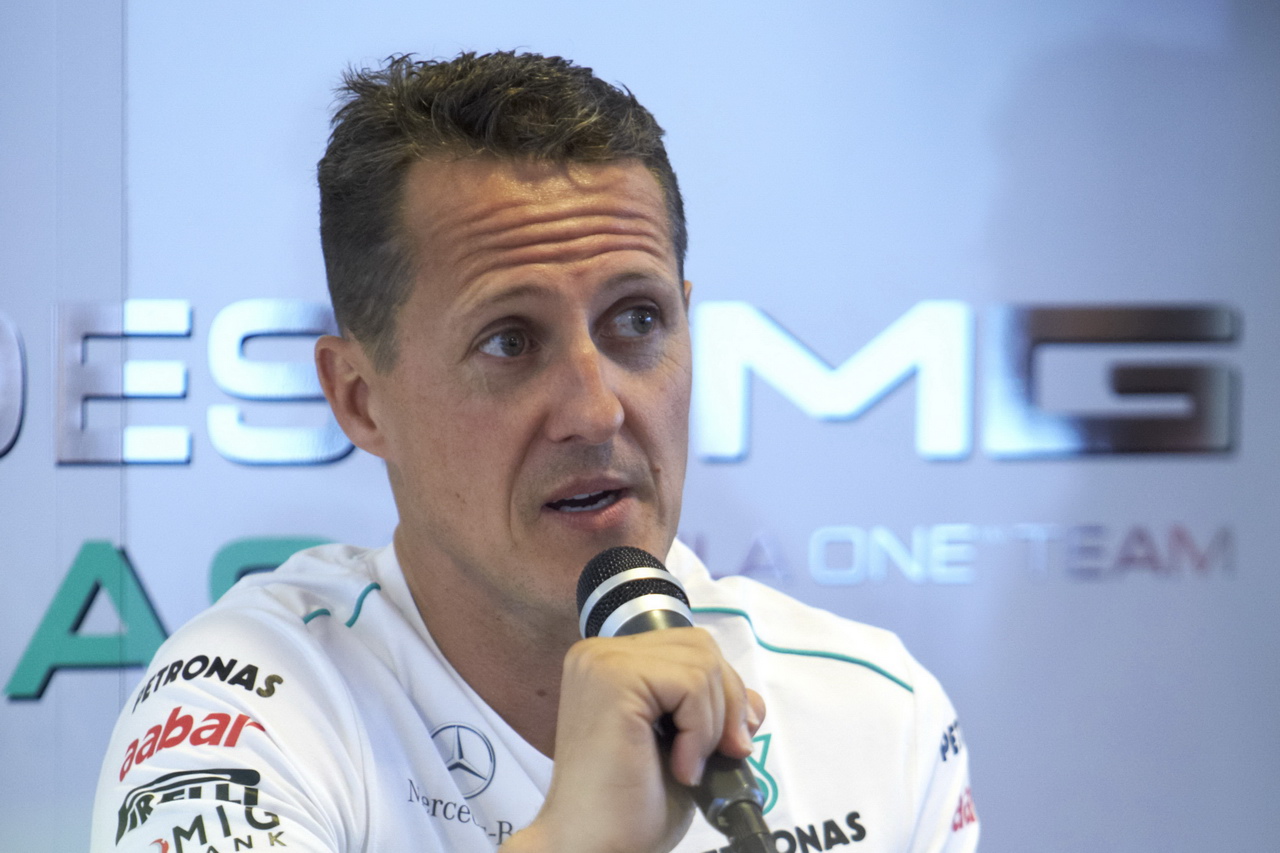 Michael Schumacher na tiskové konferenci v Indii v roce 2013