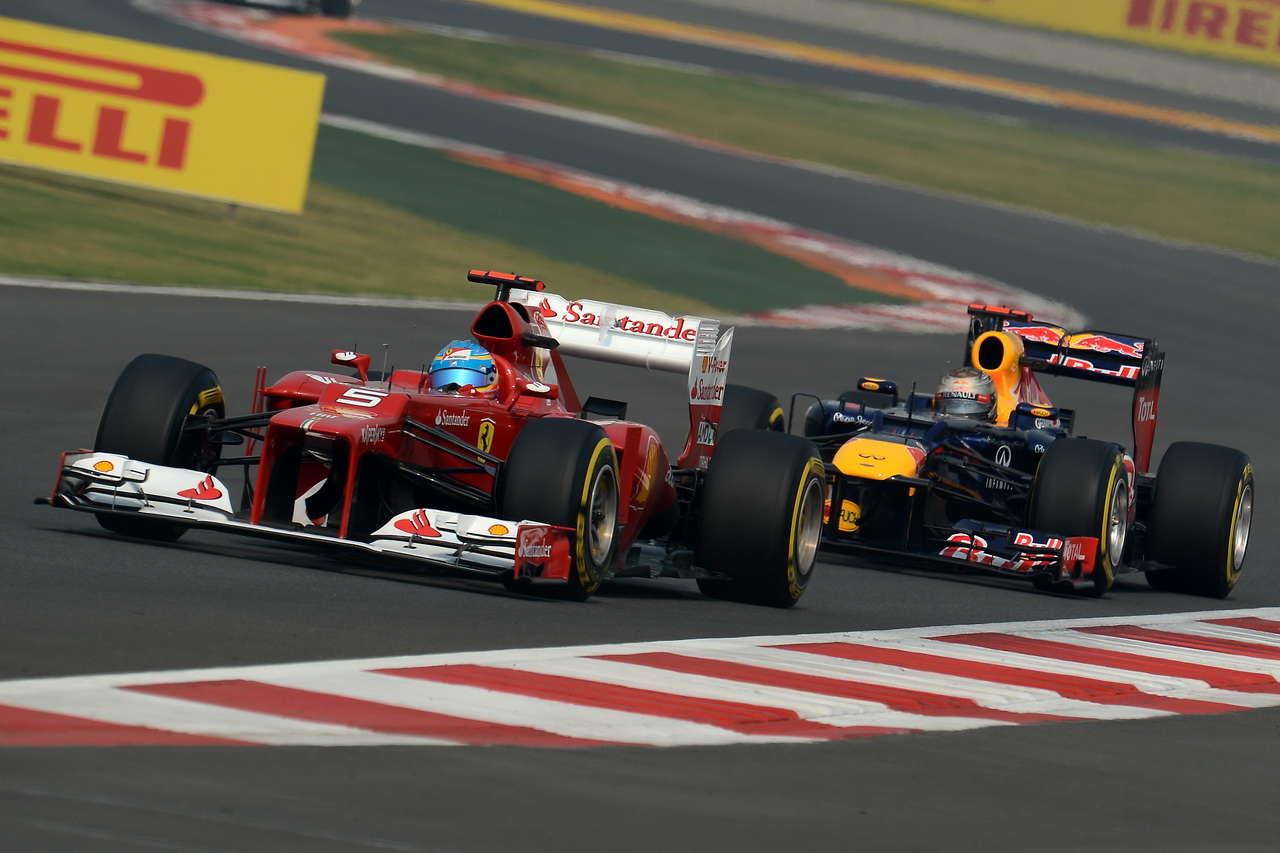 Souboj o titul Alonso se Sebastianem Vettelem v roce 2012 těsně prohrál