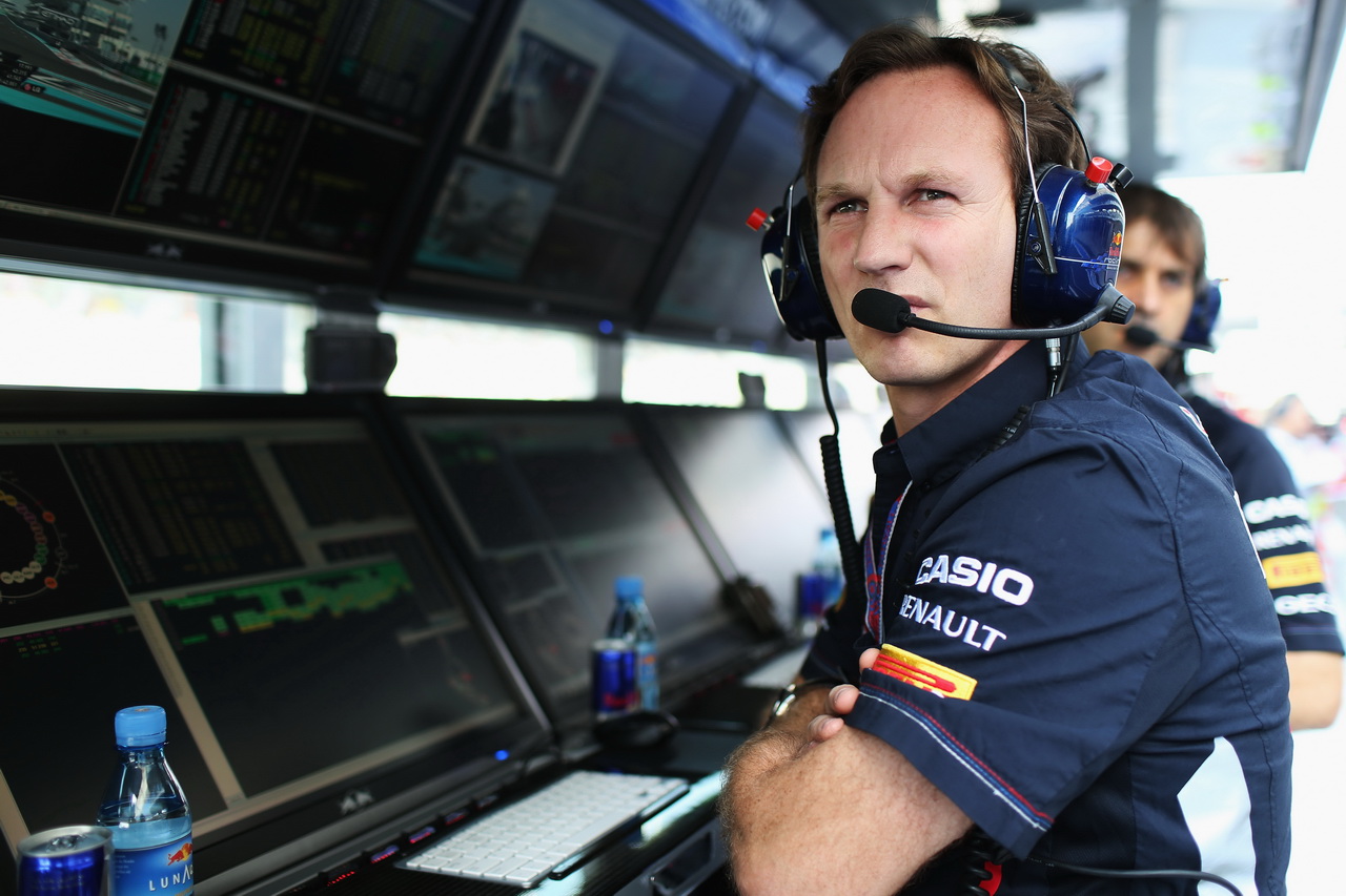 Zamyšlený Christian Horner na boxové zídce