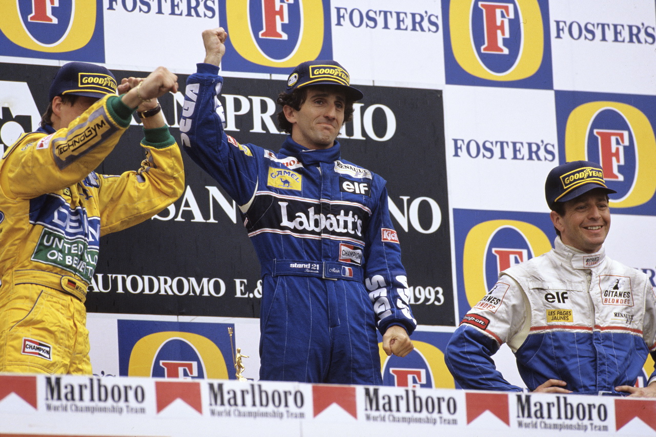 Brundle na stupních vítězů s M. Schumacherem a Prostem v GP San Marina 1993