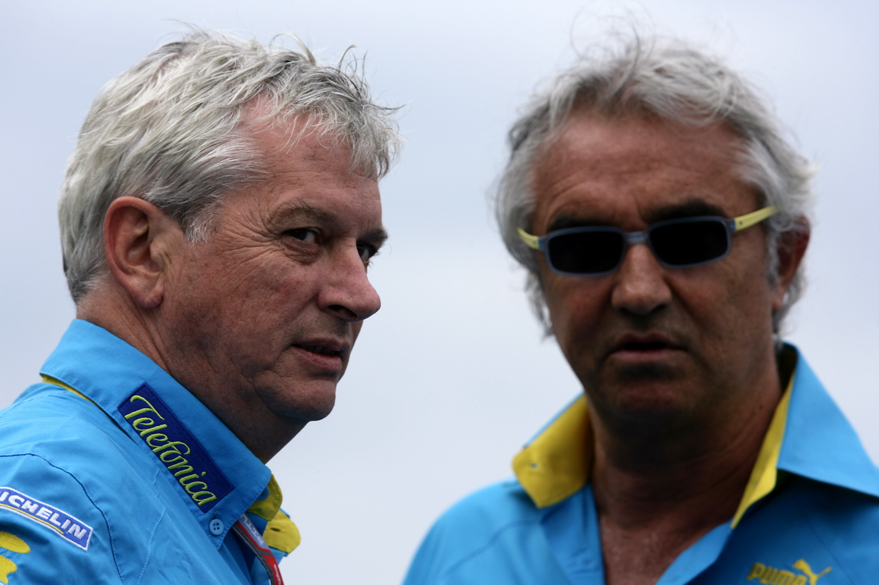Pat Symonds (vlevo) společně s bývalým šéfem Renaultu Flaviem Briatorem