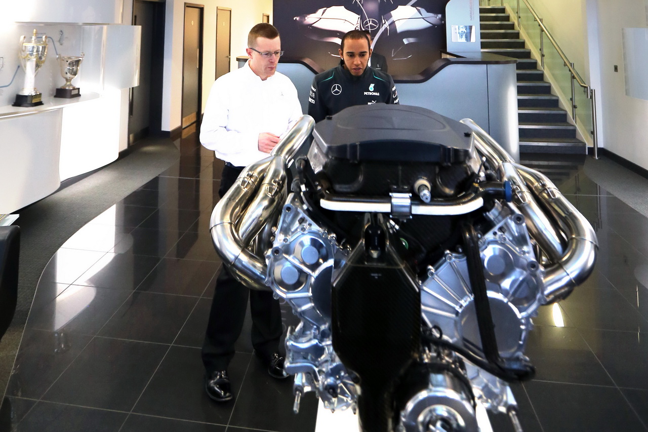 Andy Cowell s Lewisem Hamiltonem v továrně na výrobu motorů 