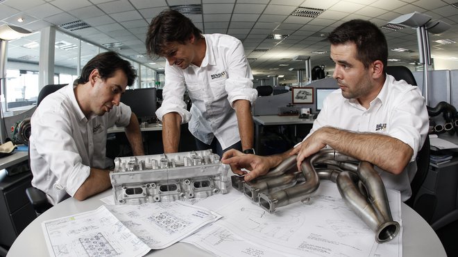 Inženýři v továrně na motory ve Viry