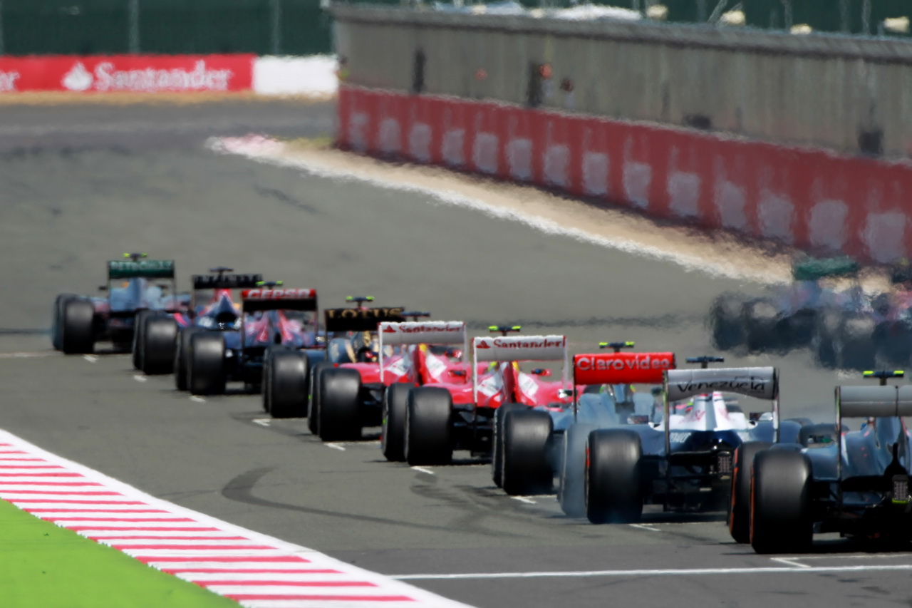 Vozy F1 seřazené na startovním roštu v Silverstone