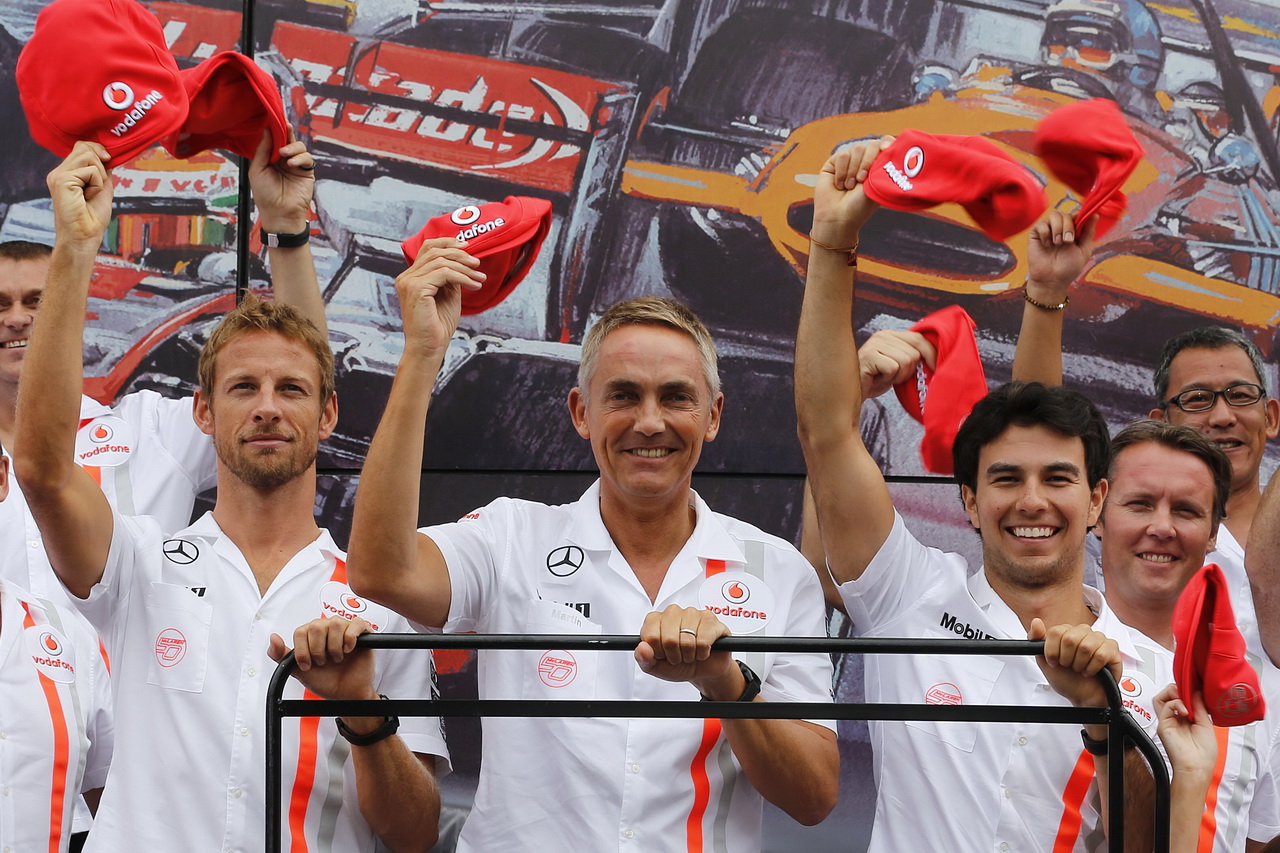 Martin Whitmarsh (uprostřed) F1 stále miluje a sleduje