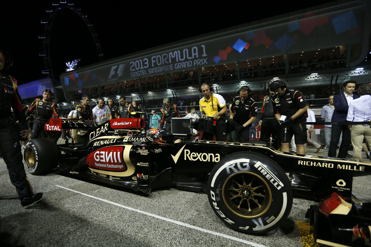 Grosjean dosáhl v roce 2013 nejlepší startovní pozice, ale závod pod umělým osvětlením mu nevyšel.