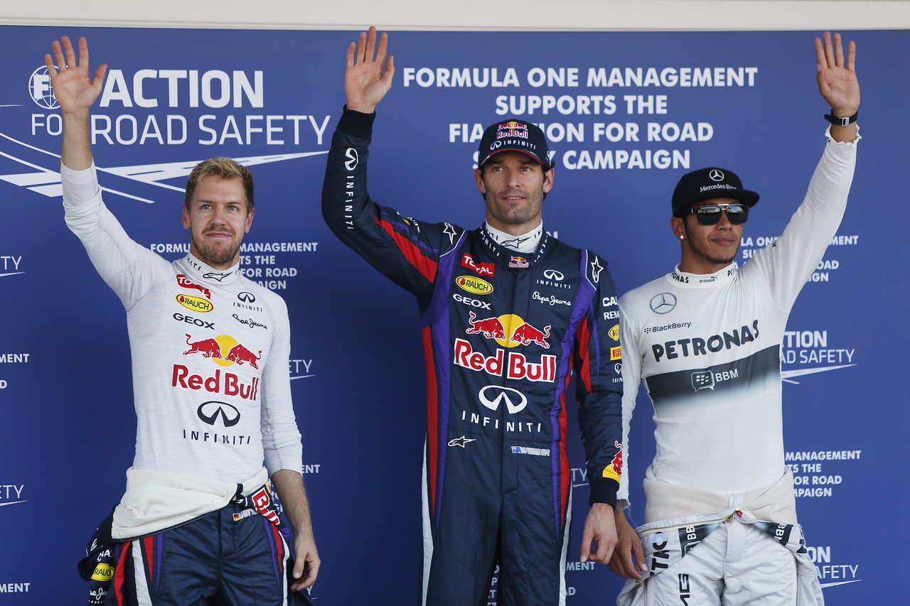 Mark Webber v roce 2013 se svým týmovým kolegou Sebastianem Vettelem a Lewisem Hamiltonem