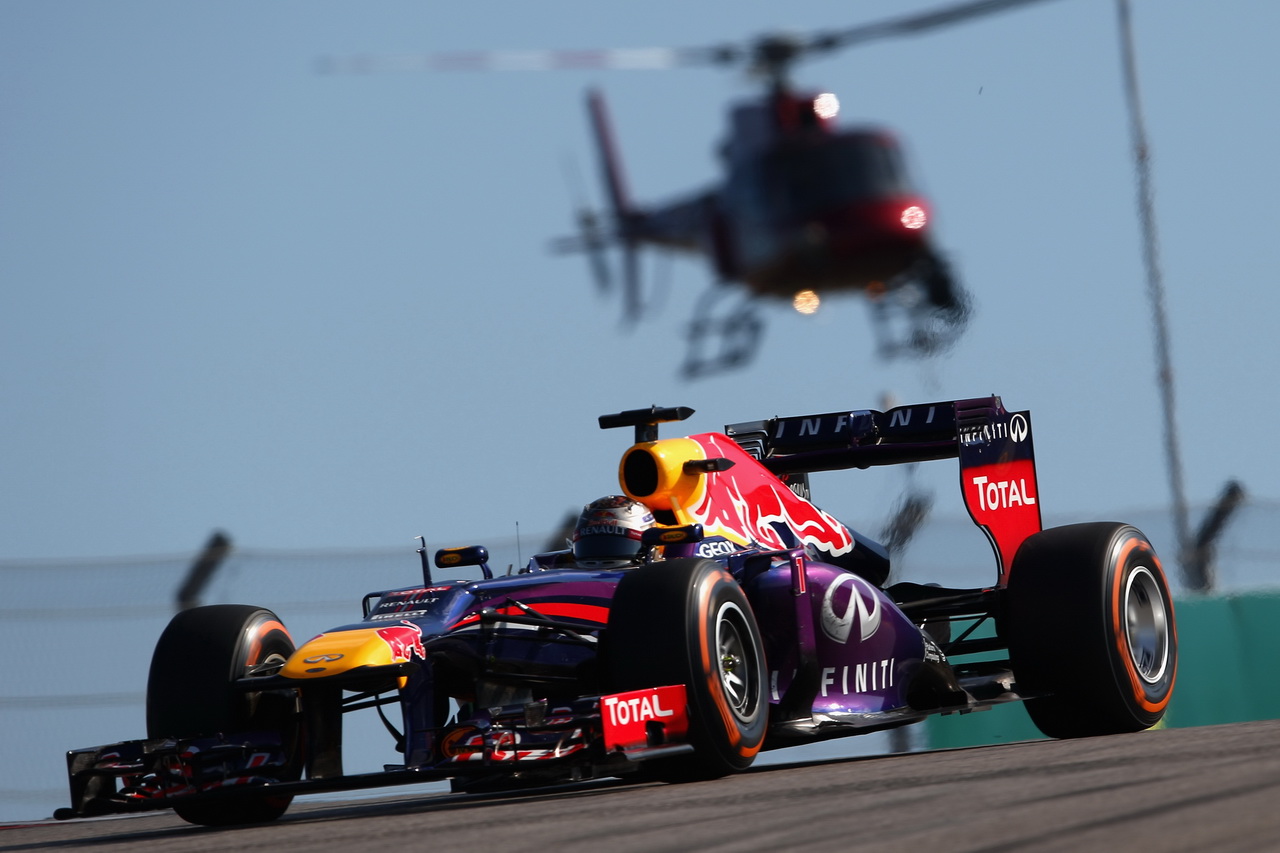 Rowland si vyzkouší monopost, na němž jezdil i Sebastian Vettel