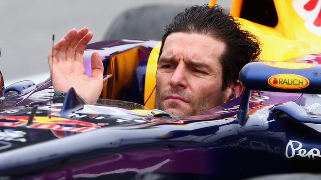 Mark Webber při svém loučení v posledním závodě odložil přilbu