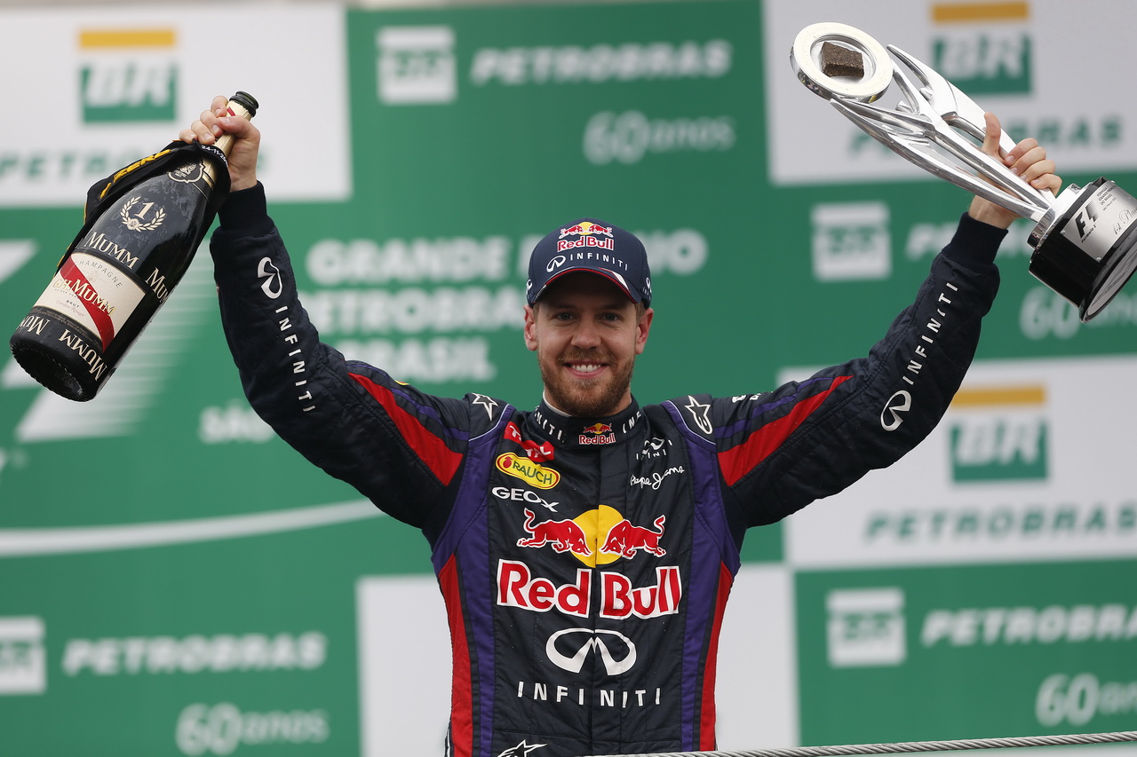 Vettel nerad útočí z hloubi startovního pole
