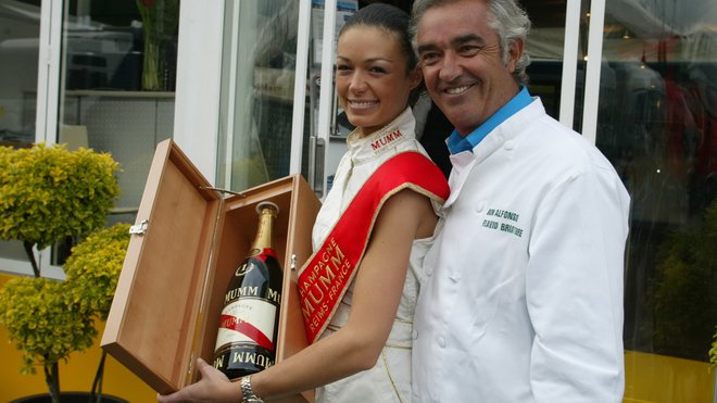 Luxusní zboží, krásné ženy, to je svět bývalého šéfa týmů F1 Flavia Briatoreho