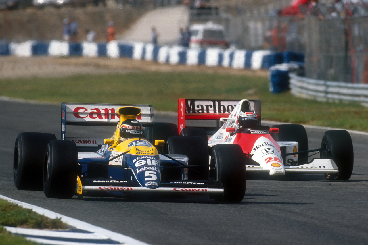 Thierry Boutsen při vítězném tažení v Maďarsku 1990 sledován Gerhardem Bergerem.