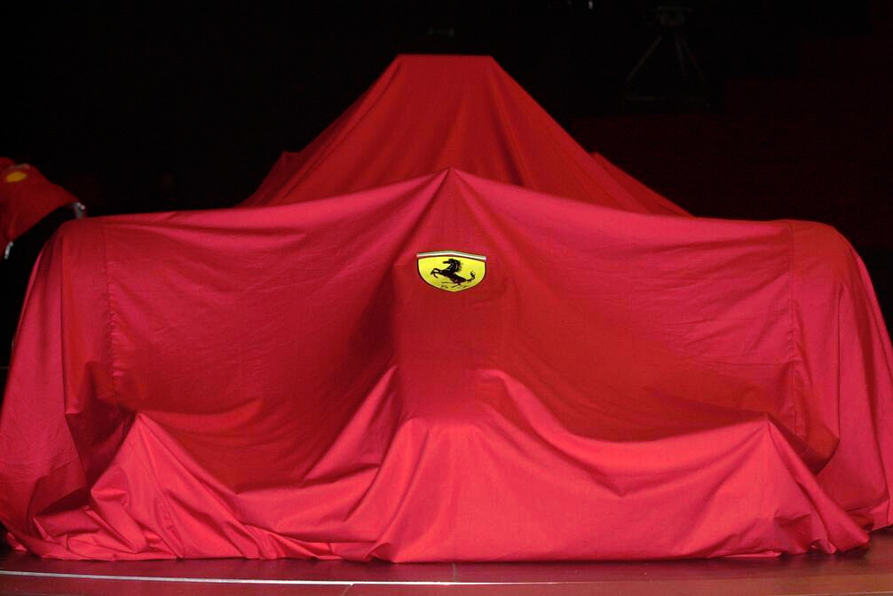 Vůz Ferrari pod plachtou