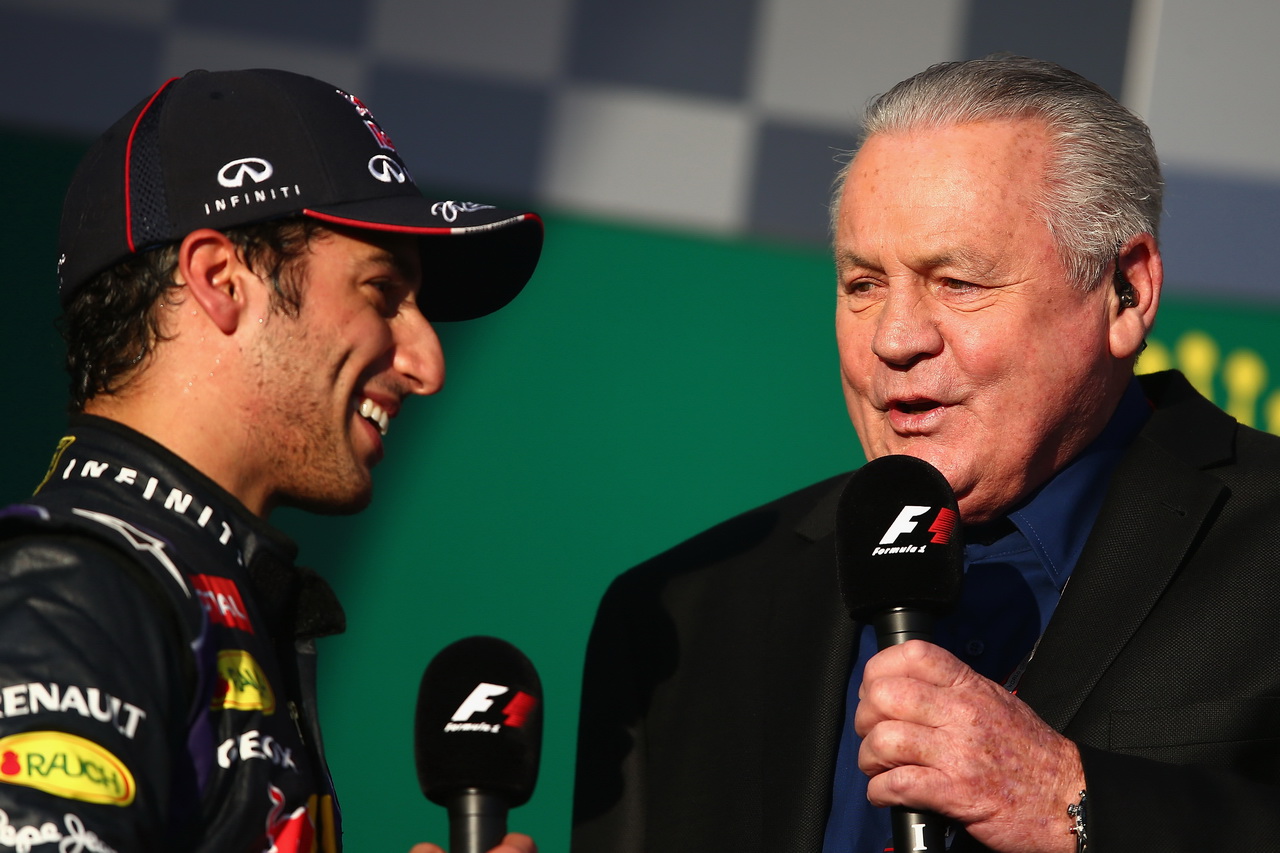 Alan Jones (v rozhovoru s Ricciardem) pilotoval dosud poslední americkou konstrukci