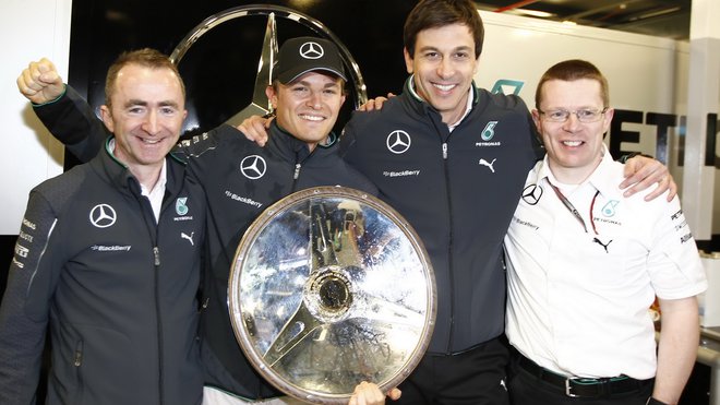 Partička Mercedesu v dobré náladě (Lowe, Rosberg, Wolff a Cowell)