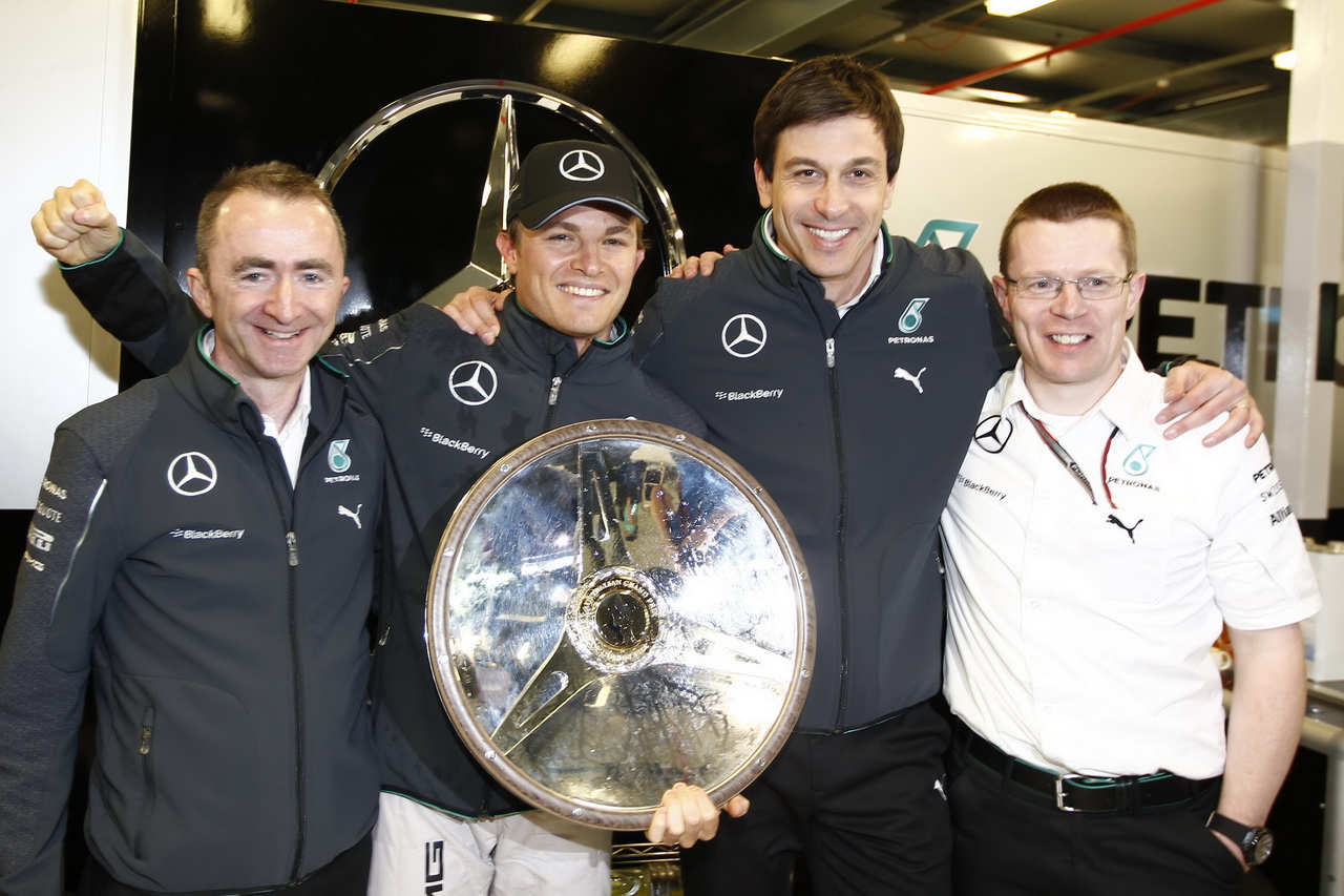 Partička Mercedesu v dobré náladě (Lowe, Rosberg, Wolff a Cowell)