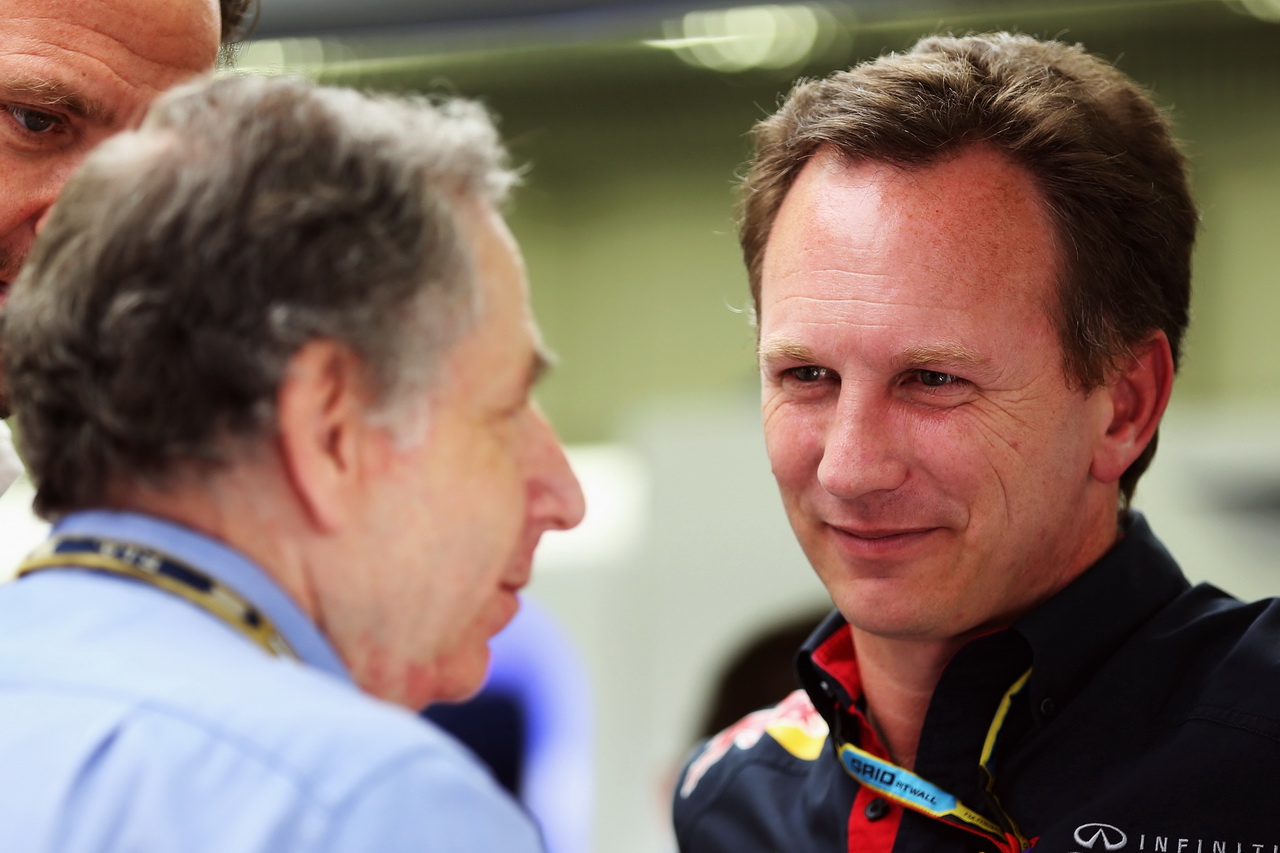 Jean Todt (vlevo) se šéfem Red Bullu Christianem Hornerem, který nemůže sehnat motor pro příští rok