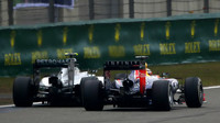 Souboj Mercedesu s Red Bullem