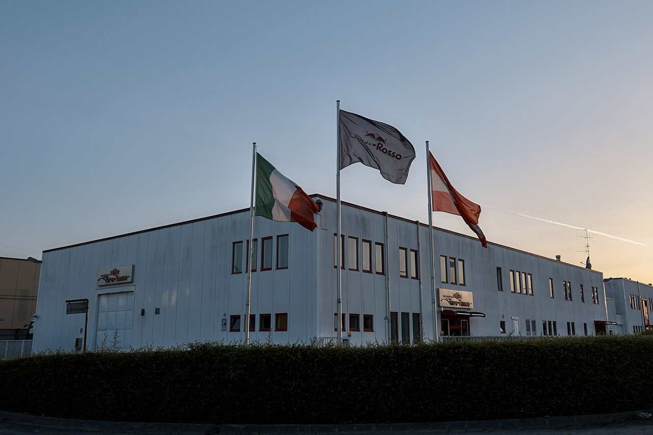 Továrna týmu AlphaTauri v italské Faenze zeje prázdnotou