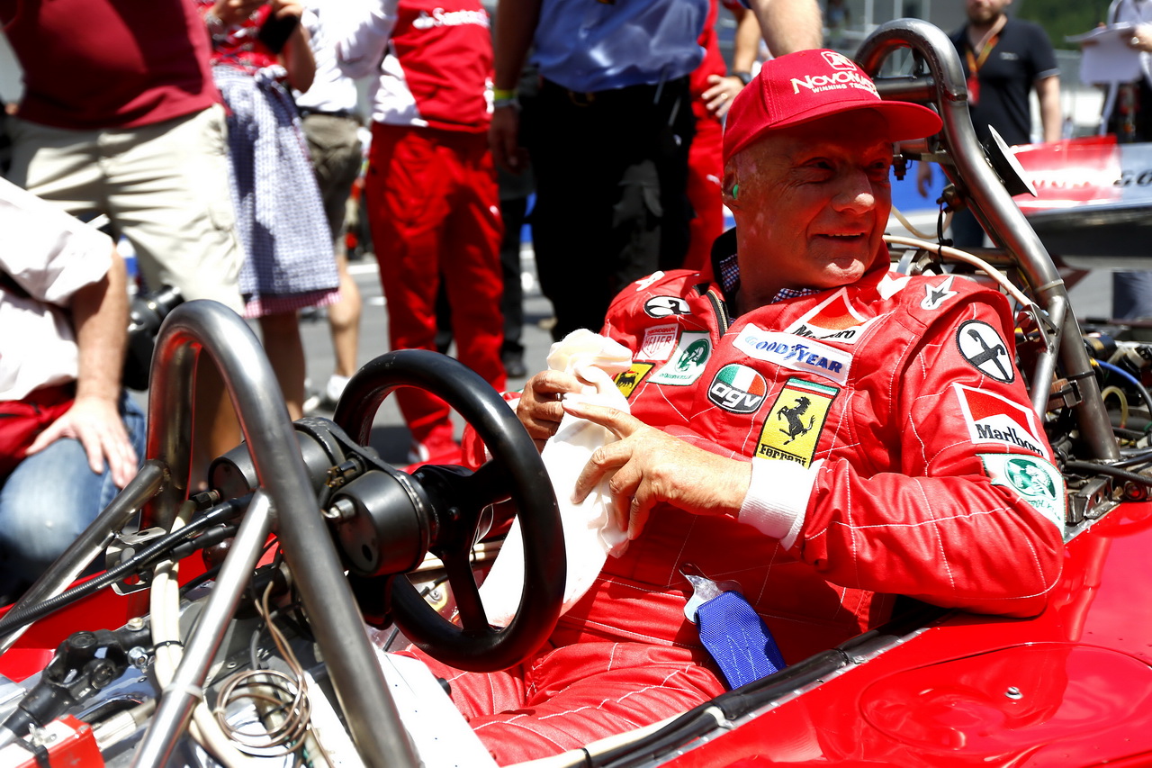 Lauda se dokonce po letech znovu posadil do "osudového" Ferrari 312 T2