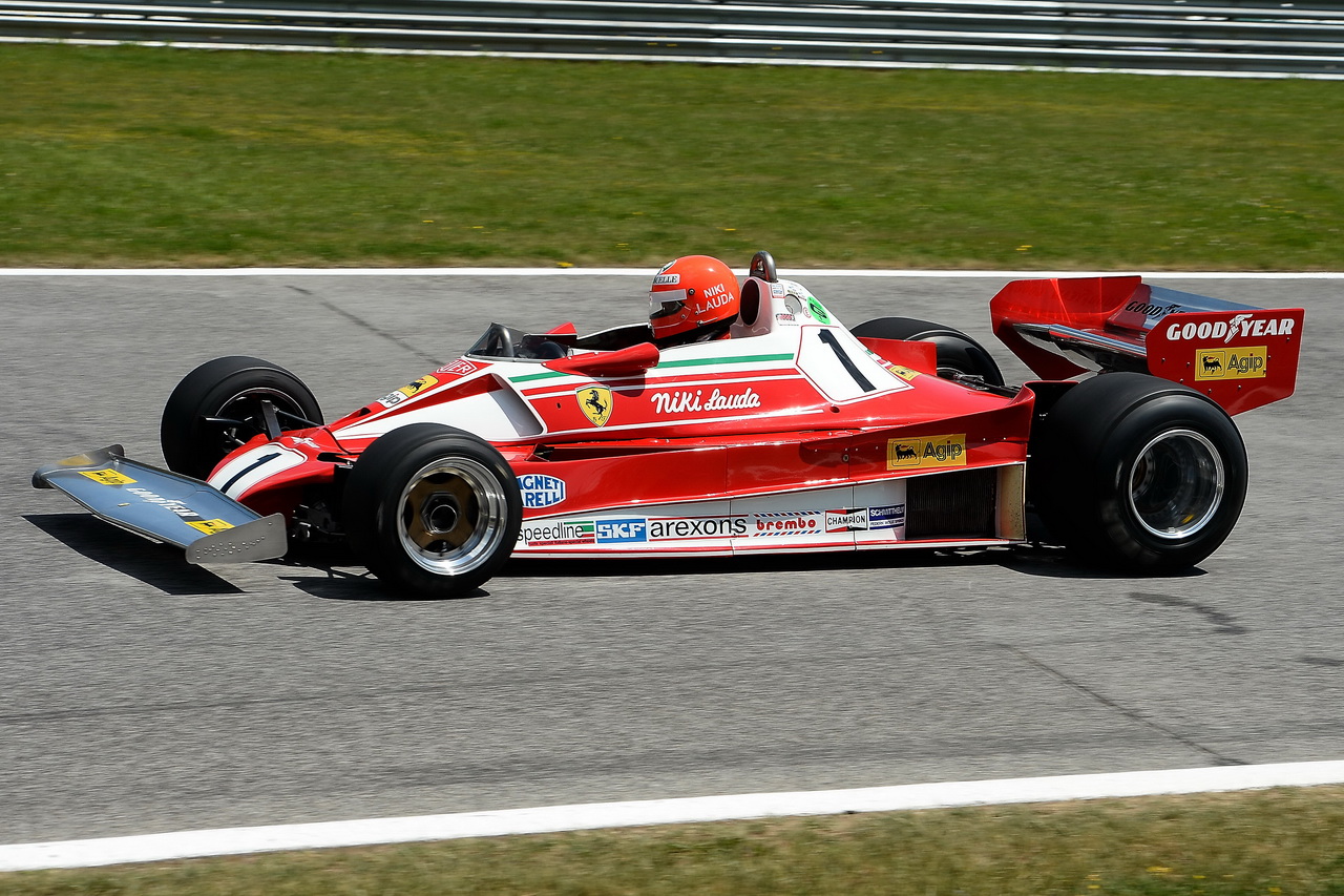 Niki Lauda ve Ferrari, v němž mu těsně unikl v roce 1976 mistrovský titul.