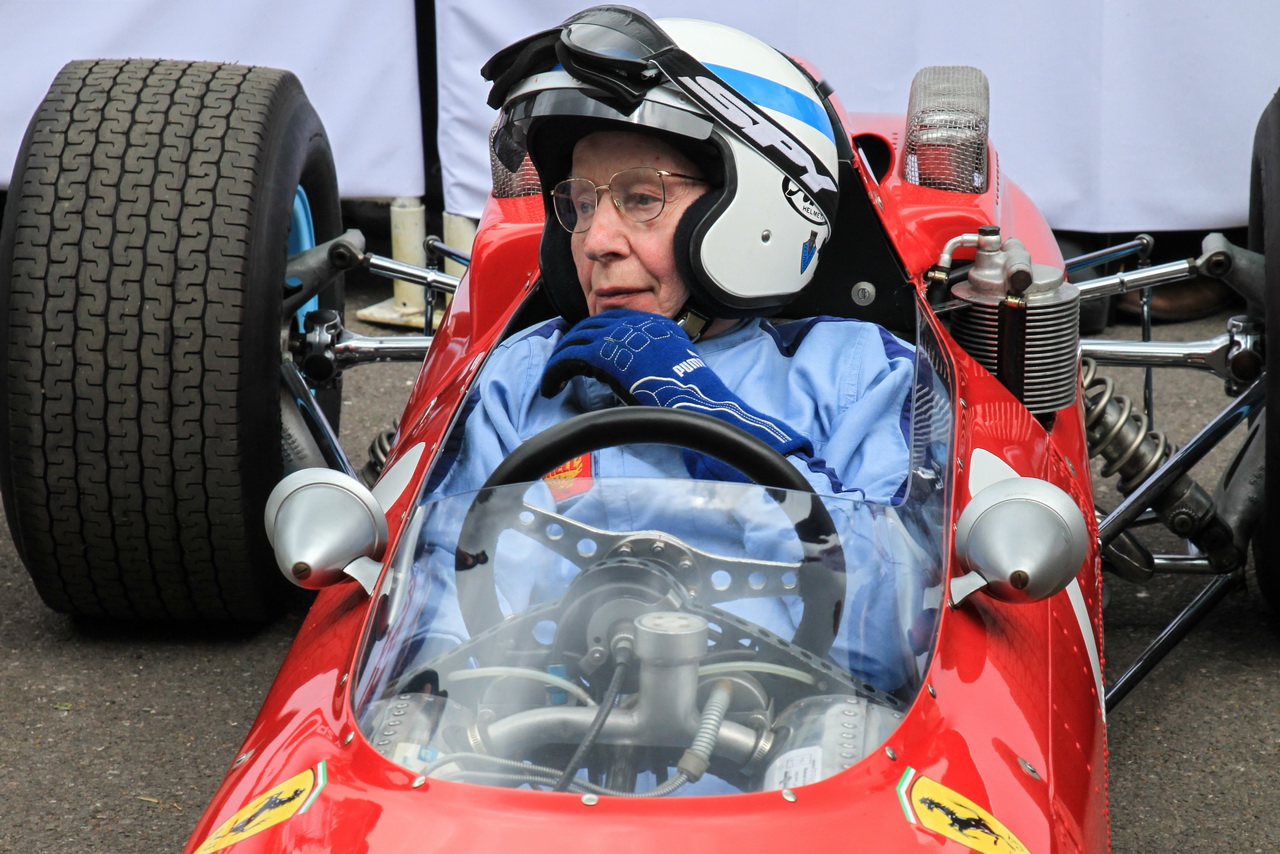 Surtees i jako ctihodný kmet usedal do historických vozů F1
