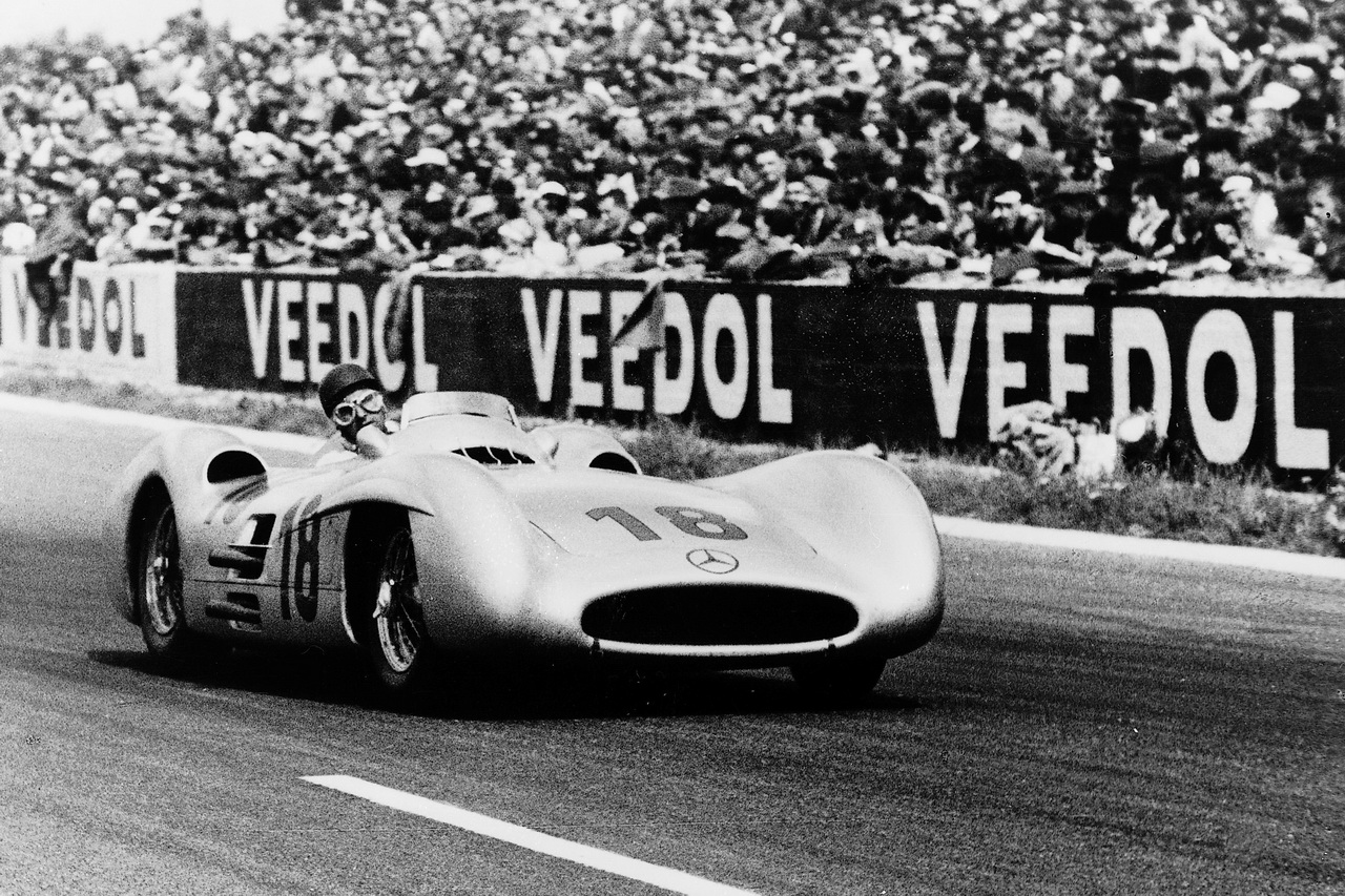 Také na Mercedesu získal Fangio mistrovský titul.