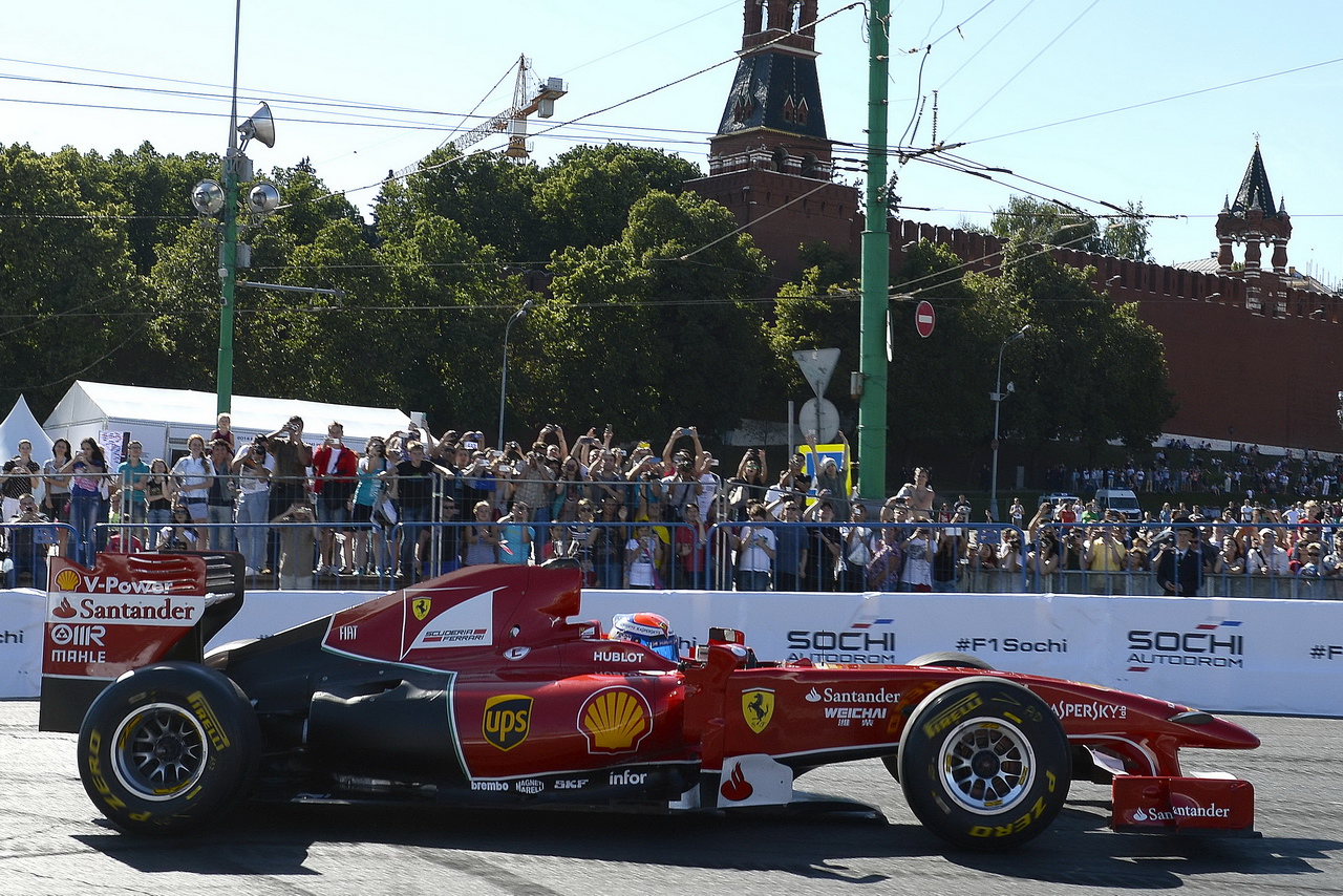 Ferrari se prohánělo i v oblasti Kremlu