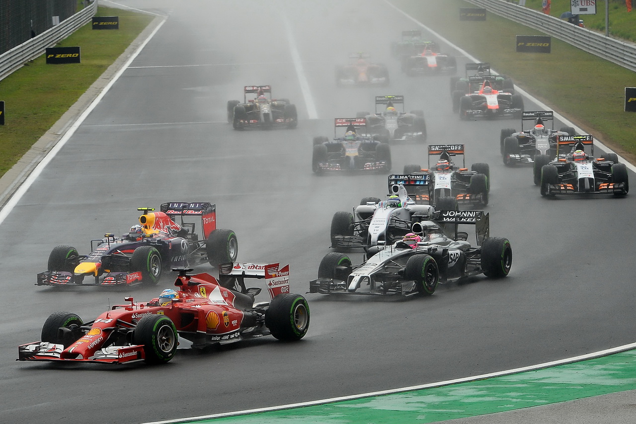 Začátek loňského závodu byl mokrý, Ricciardo v něm porazil Mercedesy i Alonsa